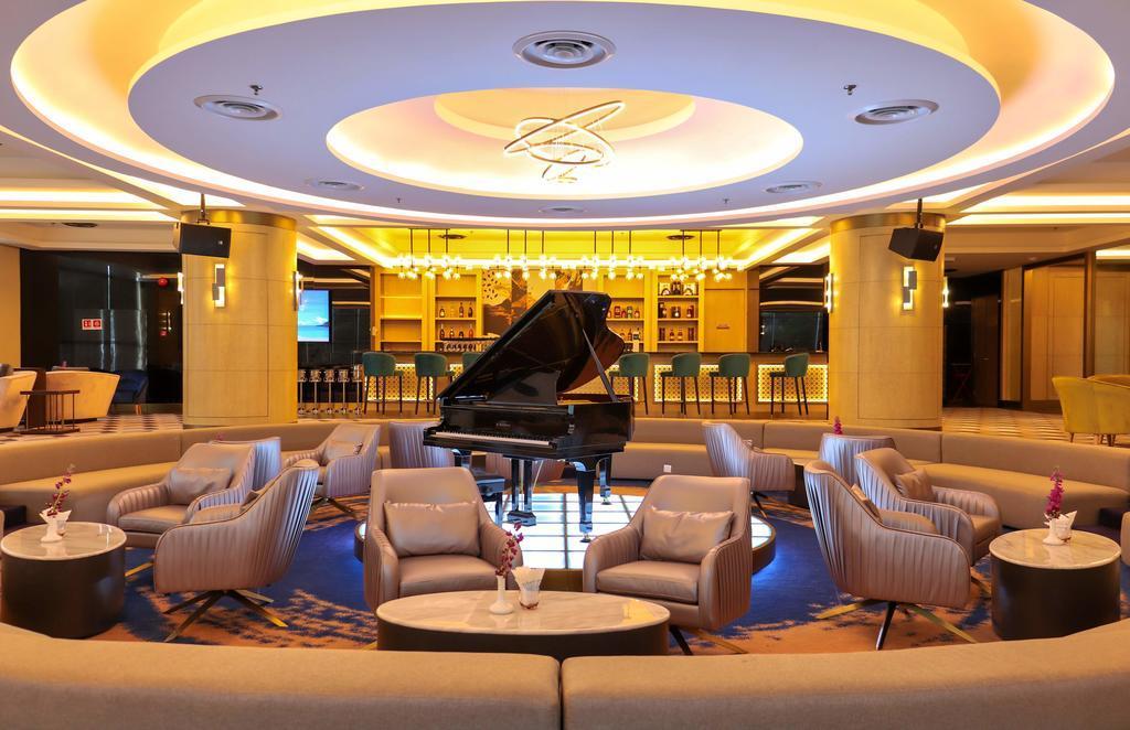 ホテル ウィンダム アクマー クラン エクステリア 写真 The lounge at the airport