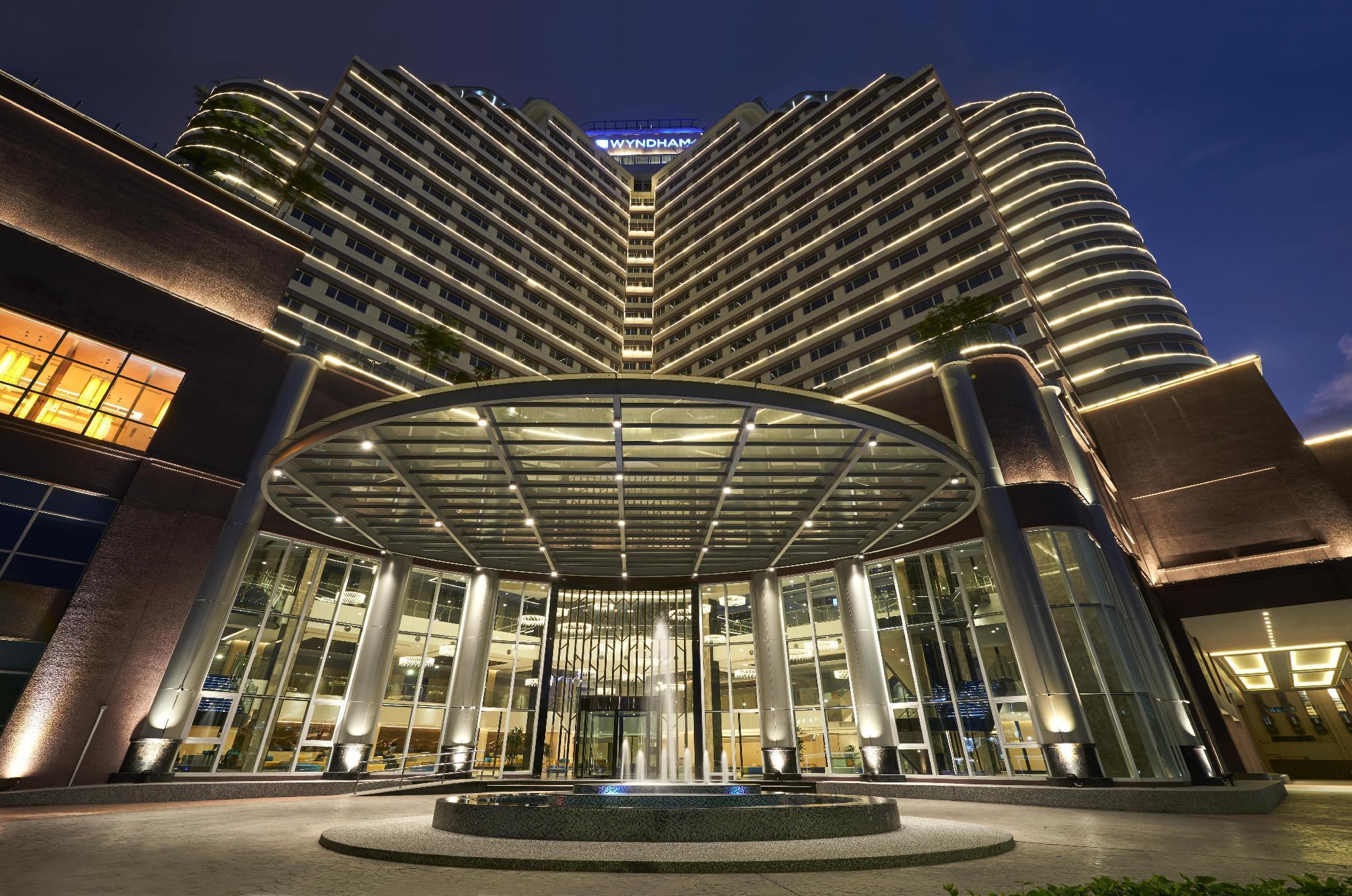 ホテル ウィンダム アクマー クラン エクステリア 写真 The hotel's main entrance