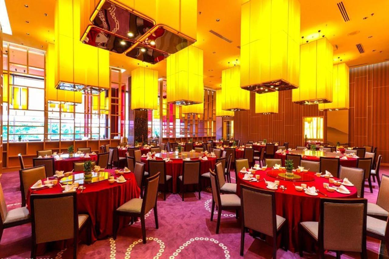 ホテル ウィンダム アクマー クラン エクステリア 写真 A restaurant in a hotel