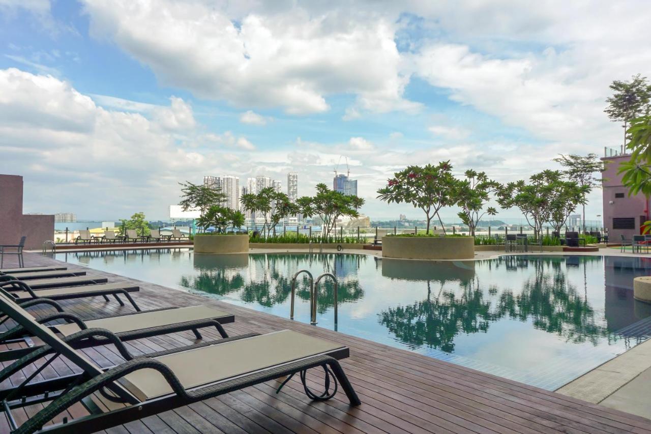 ホテル ウィンダム アクマー クラン エクステリア 写真 The swimming pool at the 33rd floor of the hotel